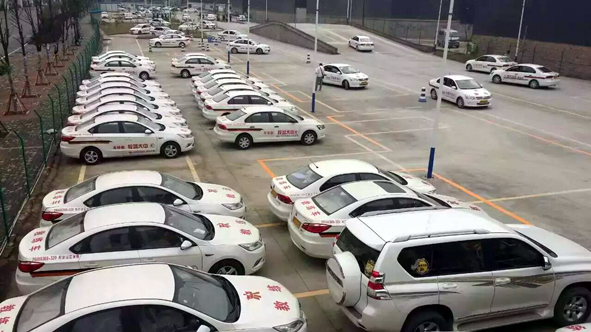 ������У����